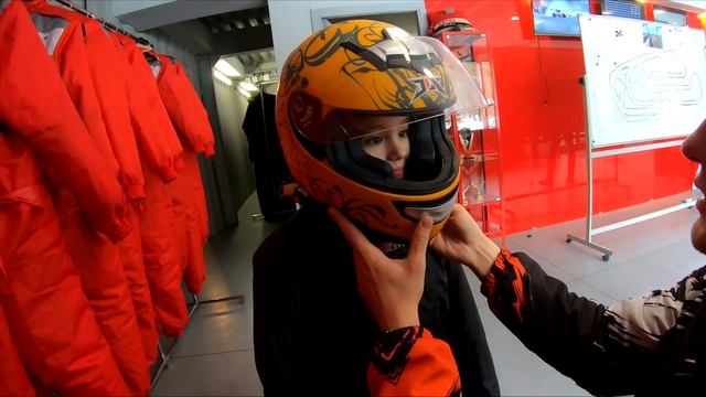 Мега скорость! Настя и Папа едут на картинг ADM! смотреть онлайн