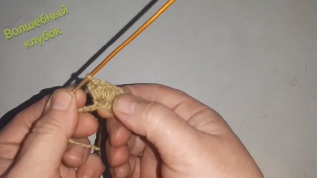 Вяжем кепку крючком объёмными столбиками. Петля амигуруми и начало вязания по кругу. смотреть онлайн