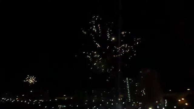 Владивосток микрорайон снеговая падь, салют на Новый 2016 Год. смотреть онлайн