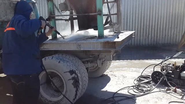 Профи отмывает застывший бетон на бетонном заводе(3) смотреть онлайн