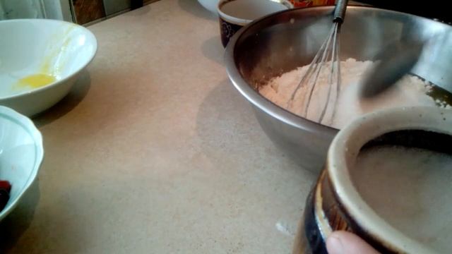 Маффины с вишней и черной смородиной