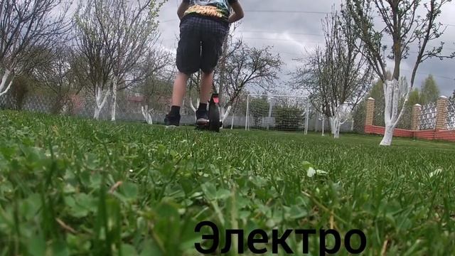 Чёкнутый русский на электросамокате . Врезался в футбольные ворота .