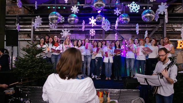 Воскресный хор Bling Blings – Новогоднее попурри (25.12.2016 @ Lambada Market) смотреть онлайн