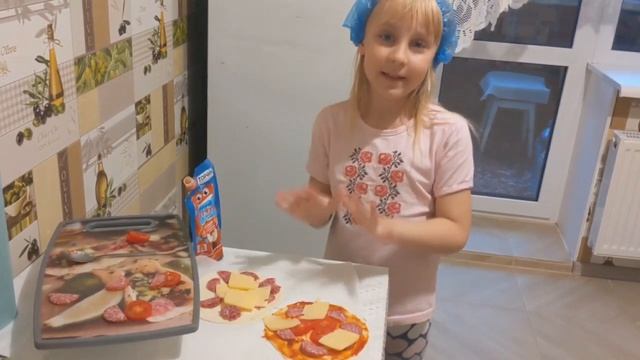 Настя пече піццу смотреть онлайн