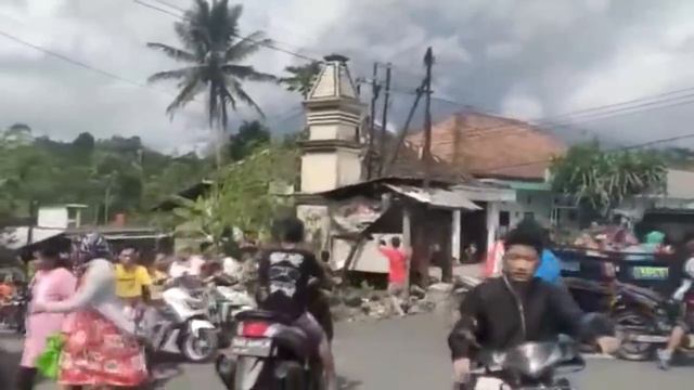 Evacuation of the population! The eruption of the Semeru volcano covered Java, Indonesia смотреть онлайн