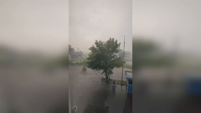 People are flying away! Breaks trees! A dangerous tornado raged in the Indonesian city Sidoarjo смотреть онлайн