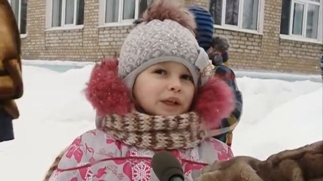 Сотрудник полиции провёл тренировку служебной собаки в окружении детворы смотреть онлайн