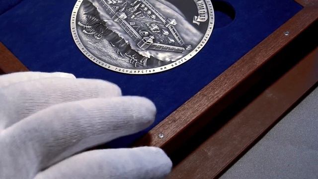 "Город Саратов" - Большая серебряная медаль в массивном футляре из бука. смотреть онлайн