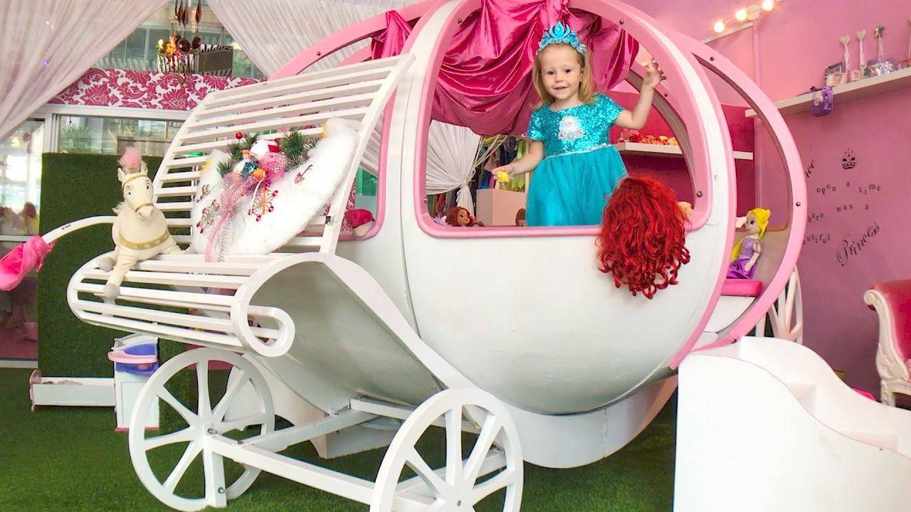 Настя как принцесса Эльза и ТАЙНАЯ КОМНАТА с Каретой смотреть онлайн