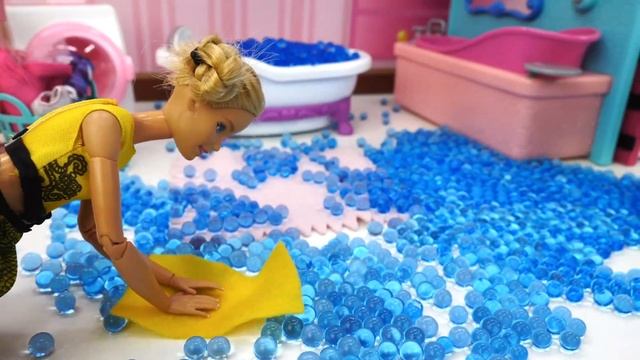 Барби не выключила воду - в ванной целое море! Видео для девочек про куклы смотреть онлайн