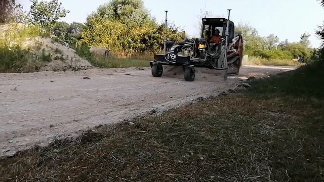 Планировка грунтовой дороги мини грейдером с системой DisCAV смотреть онлайн