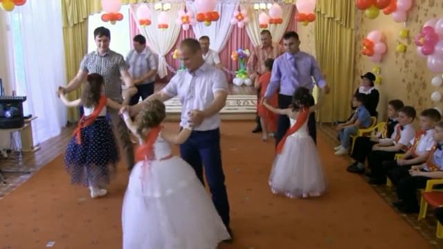 Танец Пап и Дочек на выпускной ("Доченька") смотреть онлайн