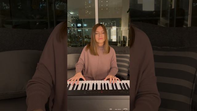 ON MELANCHOLY HILL - GORILLAZ (Wedding piano version - Georgy Manterola) смотреть онлайн