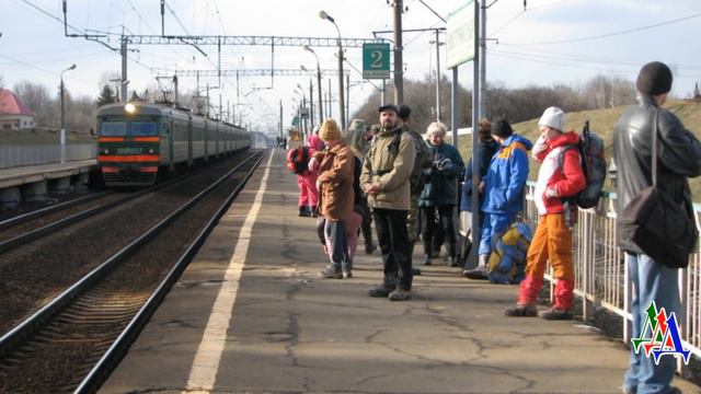 Пёс полулежал на шпалах под вагоном, вытаращив от ужаса глаза. Он был крепко привязан к рельсам смотреть онлайн