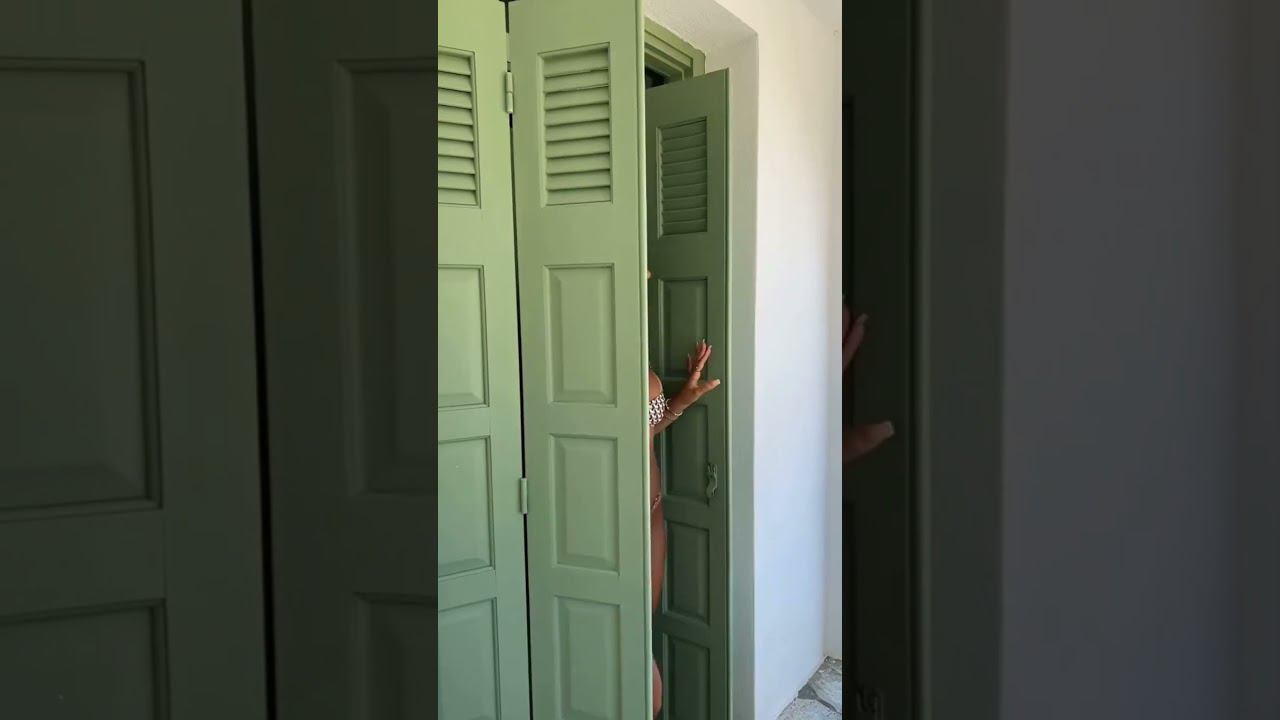 She came out of the closet and was immediately beautiful. смотреть онлайн