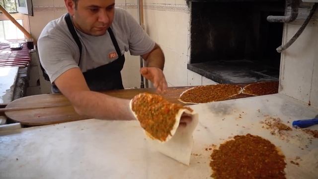 Turkish Lahmacun The Most Popular Food In Turkey | How Its Made? | Turkish Street Foods #lahmacun смотреть онлайн