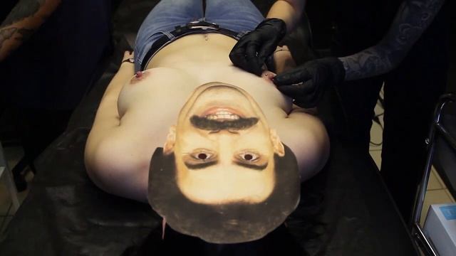 Единовременный прокол сосков Бората смотреть онлайн