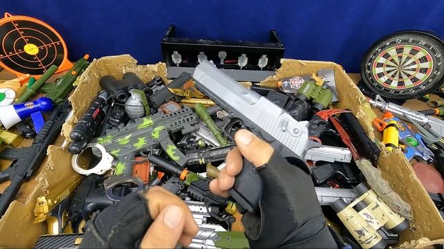 Dozens of Different Toy Guns, Guns, Box Full of Realistic Toy Guns Arsenal, Knives, Karambits смотреть онлайн