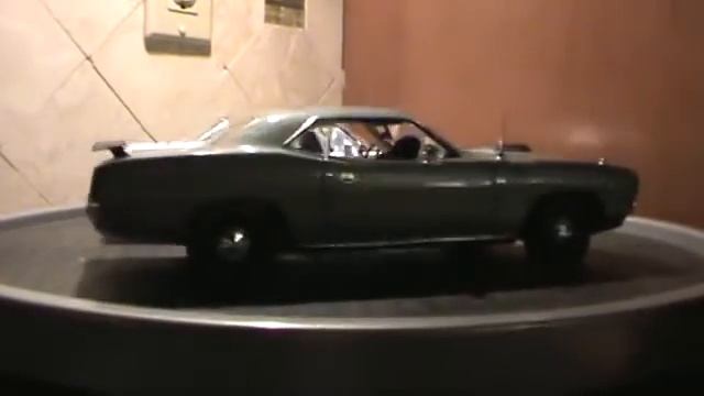 Two 1/18 scale Hwy 61 Plymouth Barracudas смотреть онлайн