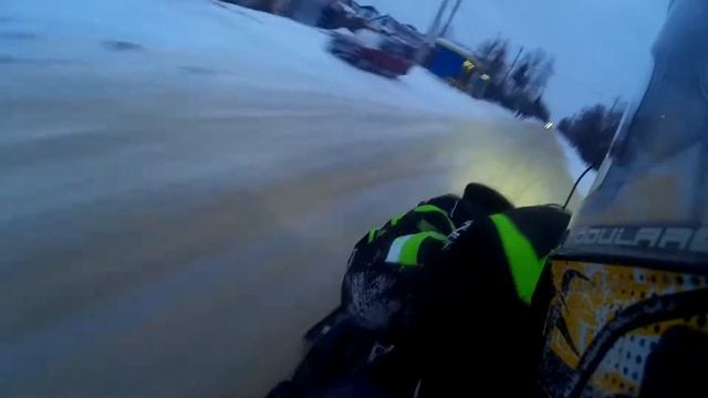 Нарезочка езды по воде и по городу на снегоходе Yamaha Apex. смотреть онлайн