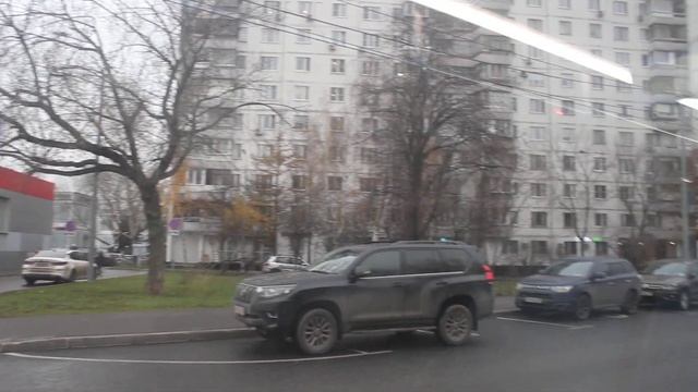 От метро "Орехово" до Каширского шоссе - едем на автобусе по улице Маршала Захарова смотреть онлайн