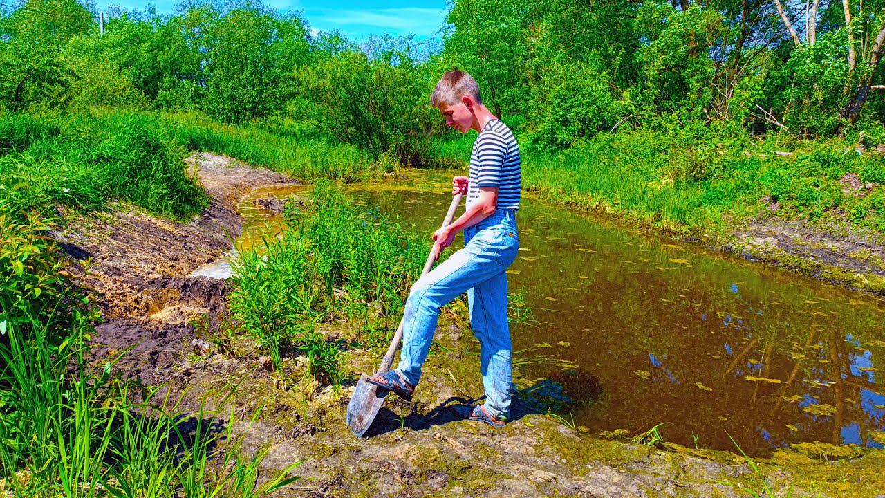 Начал копать пруд лопатой, НО ОНИ МНЕ МЕШАЮТ ЭТО ДЕЛАТЬ! смотреть онлайн