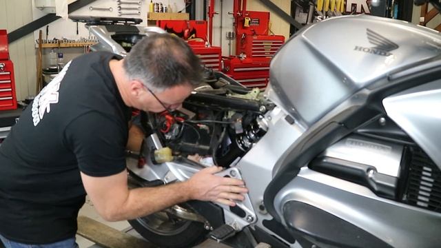 Replacing rear suspension with Wilbers on the Honda ST 1300 (part 3 of 3)