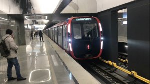 Станция «Кленовый бульвар» Большой Кольцевой линии метро. Движение поездов.