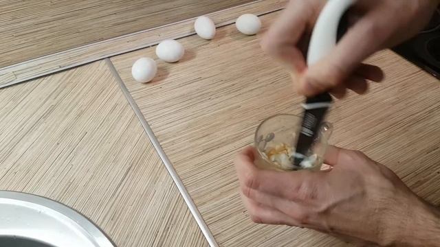 Как быстро измельчить яйца для салата? - Лайфхак смотреть онлайн