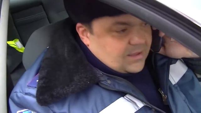 Гаишник показывает средний палец! смотреть онлайн