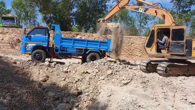 รถขุดในตำนาน komatsu pc100-2 เจาะดินดานให้ดูกัน ดั้มเก๋า excavator and truck EP.9063 смотреть онлайн