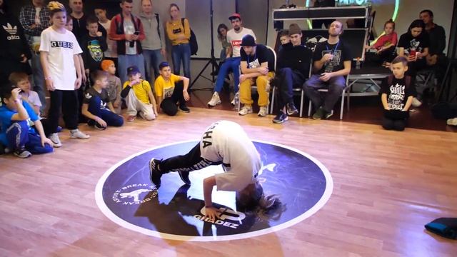 Bgirl Nyusha Vs Bboy ? - брейкданс батл WINTER WARS 2020