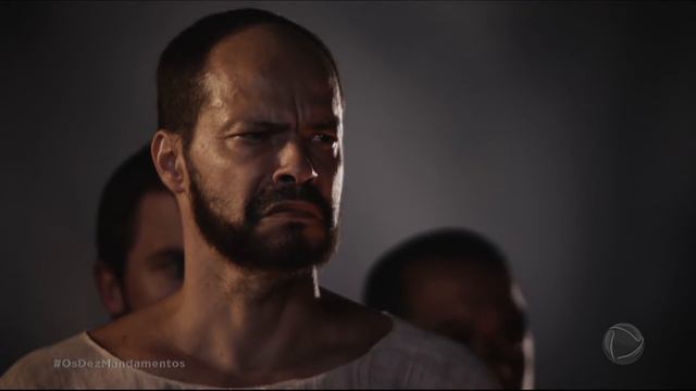 Moisés fica furioso com o bezerro de ouro construído pelos hebreus | A Bíblia смотреть онлайн