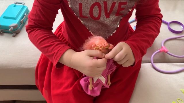 Вера красит волосы Барби в розовый цвет и делает прическу на бигуди смотреть онлайн