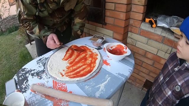 Делаем пиццу в печи ч.1 смотреть онлайн