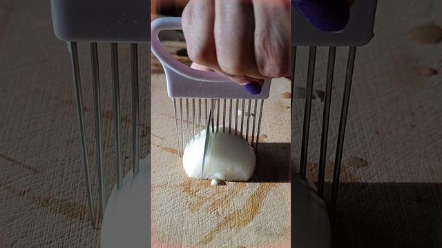 Как нарезать лук, чтобы руки не пахли? смотреть онлайн