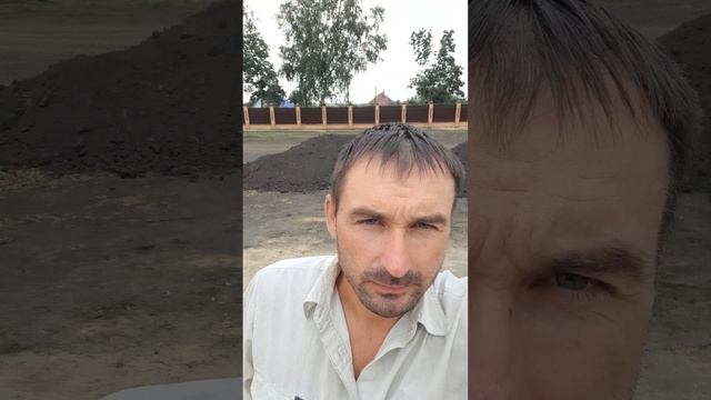 Показываю кирпичную кладку дома, гаража и забора. смотреть онлайн