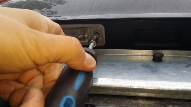 Замена лампочек освещения номерного знака Hyundai Creta