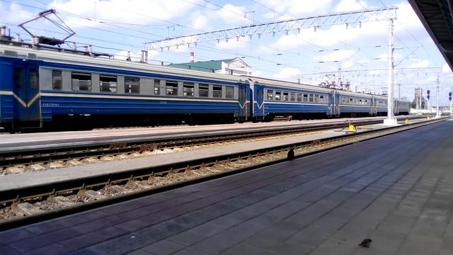 Электропоезд ЭР9Е-603 отправляется с вокзала Гомеля в Жлобин смотреть онлайн
