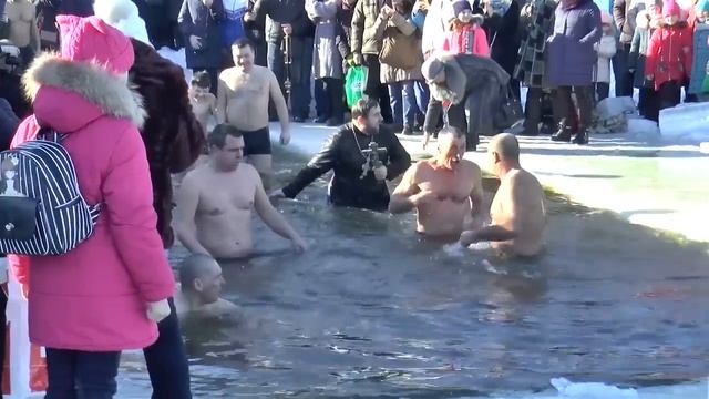☦ ХРЕЩЕННЯ Господнє Крещенские КУПАНИЯ в ПРОРУБИ зимой ВОДОХРЕЩА People dive into the hole in winte смотреть онлайн