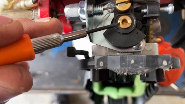 Hidden Adjustment Screw on Walbro Style Carburetors смотреть онлайн