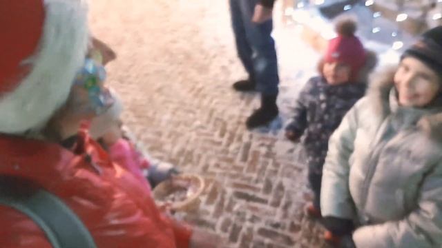 Как я босиком в центре города босиком гуляла, а моя сестра людей угощала.