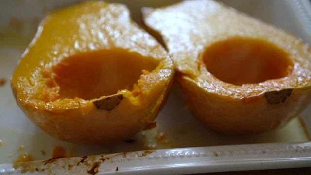 Тыква, фаршированная орехами, нутом и цветной капустой (веган) смотреть онлайн