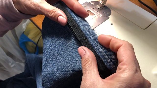Как подвернуть джинсы при помощи старой молнии. Лайфхак. смотреть онлайн