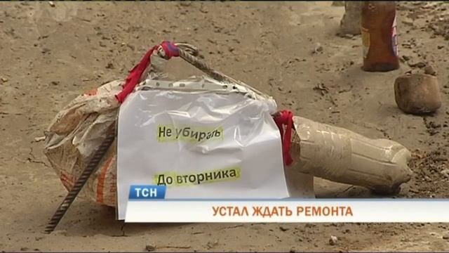 Пермяк устал ждать властей и отремонтировал дорогу во дворе смотреть онлайн