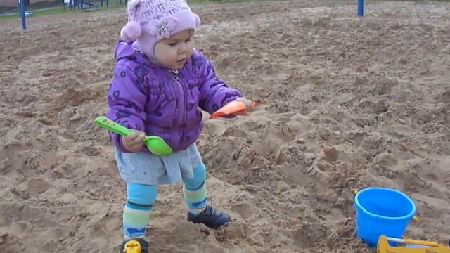 Малышка Альвина играет с песком Little Alvina is playing with sand смотреть онлайн