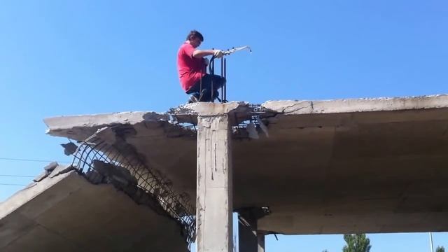 Как правильно падать на бетон. Прикол на стройке. смотреть онлайн