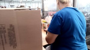 Упаковщицы на производстве косметики