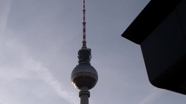 Der Fernsehturm am Alexanderplatz in Berlin смотреть онлайн