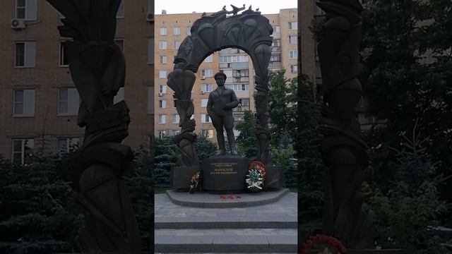 Памятник генералу Маргелову в Рязани, рядом с училищем ВДВ смотреть онлайн